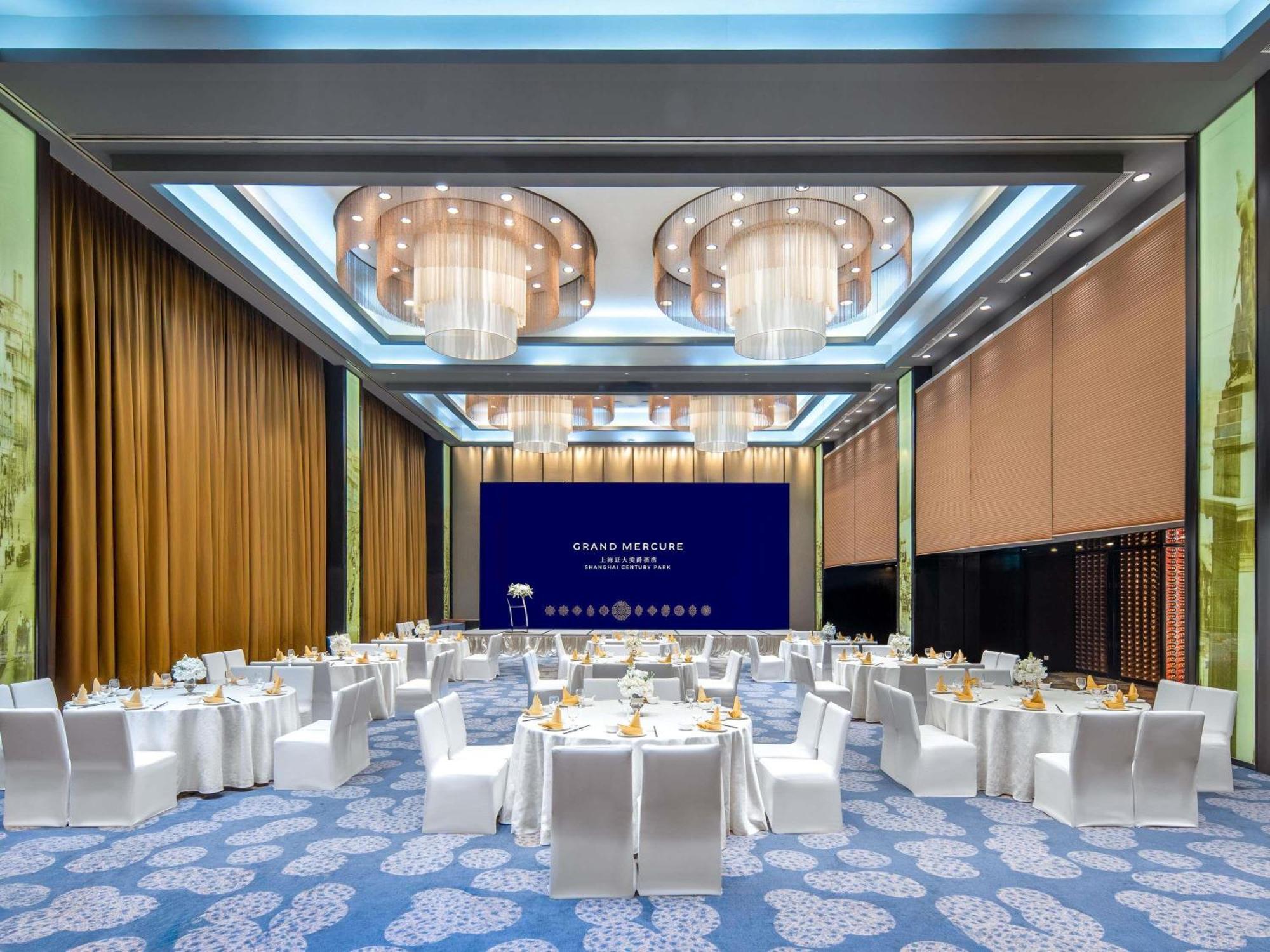 Grand Mercure Century Park 5*